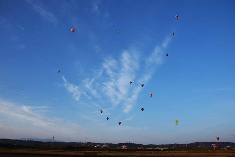 岩出山田園上空を飛び立つ熱気球