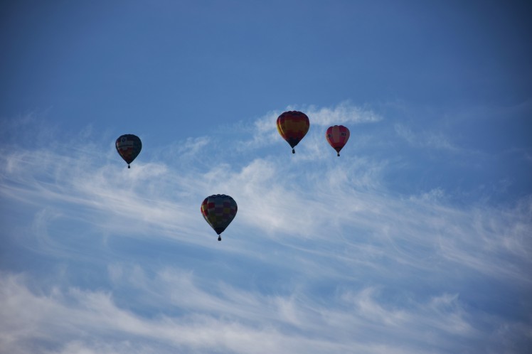 雲のサーフィンを楽しむ熱気球
